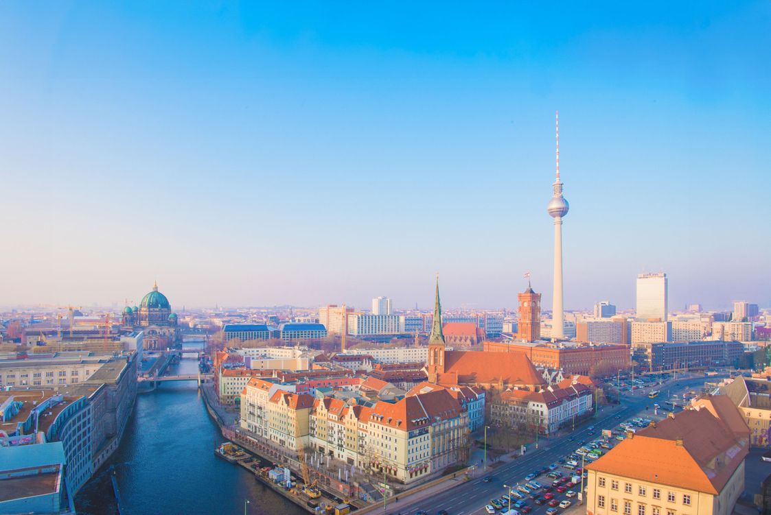 Blick auf Berlin mit Spree, Berliner Dom, Fernsehturm und Rotes Rathaus bei klarem Himmel